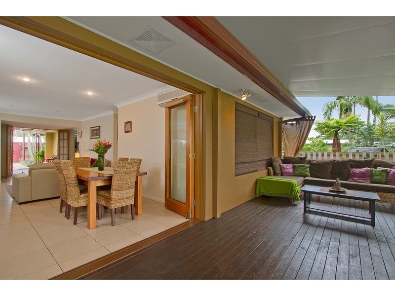 9 Raymond Avenue, Bundall QLD 4217