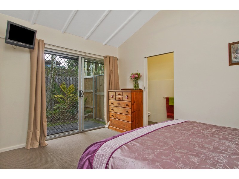 9 Raymond Avenue, Bundall QLD 4217