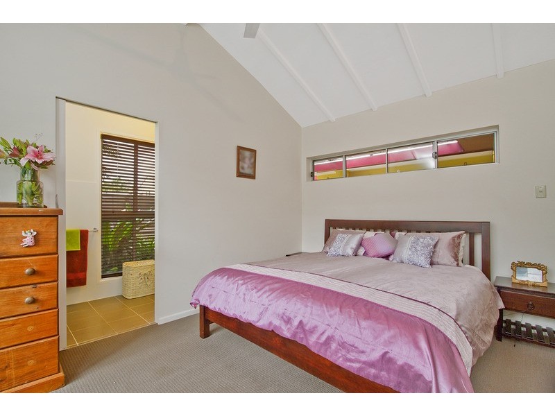 9 Raymond Avenue, Bundall QLD 4217