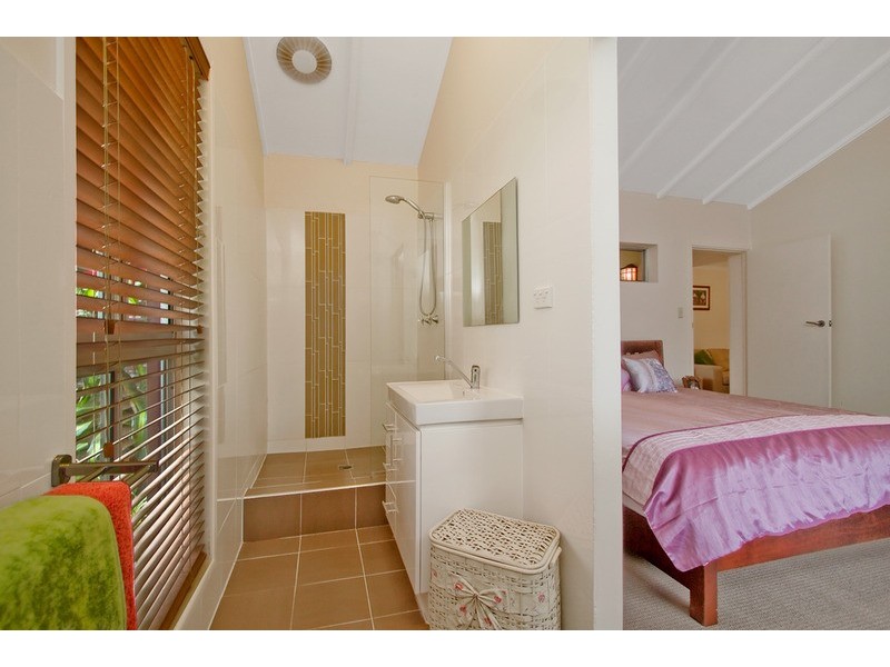 9 Raymond Avenue, Bundall QLD 4217