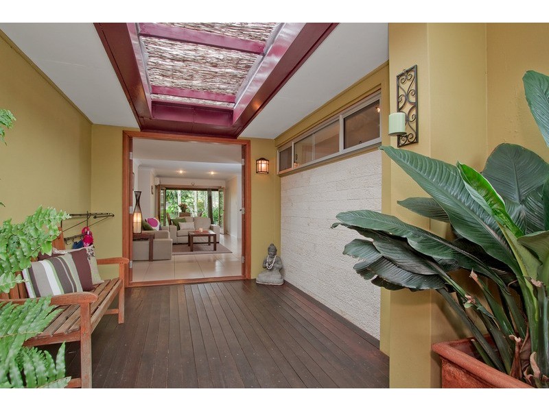 9 Raymond Avenue, Bundall QLD 4217