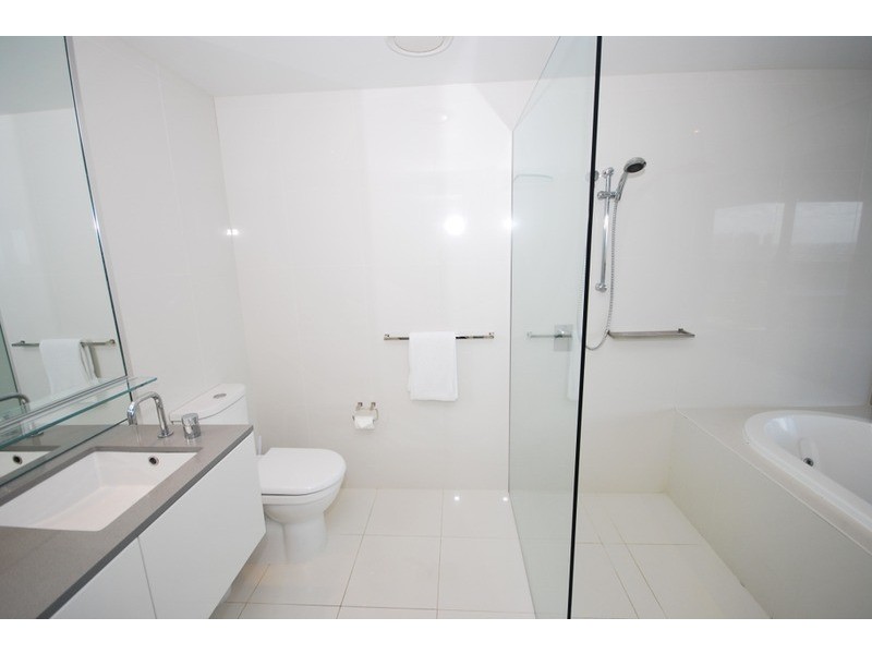 9 Ferny Avenue, Surfers Paradise QLD 4217