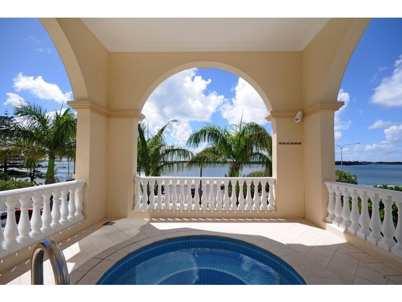 360 Marine  Parade, Labrador QLD 4215