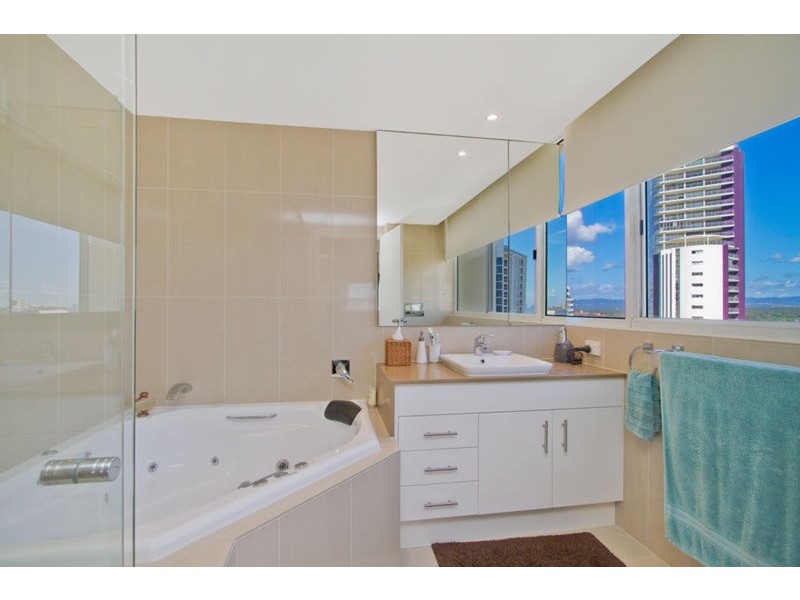 2 Montgomery Avenue, Main Beach QLD 4217
