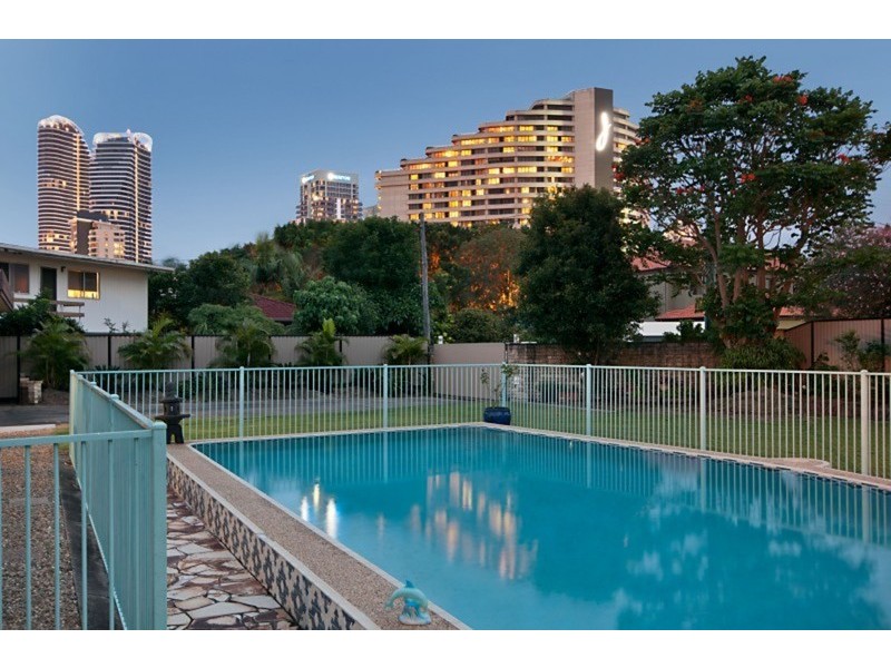 15-17 Lakeland Key, Broadbeach Waters QLD 4218