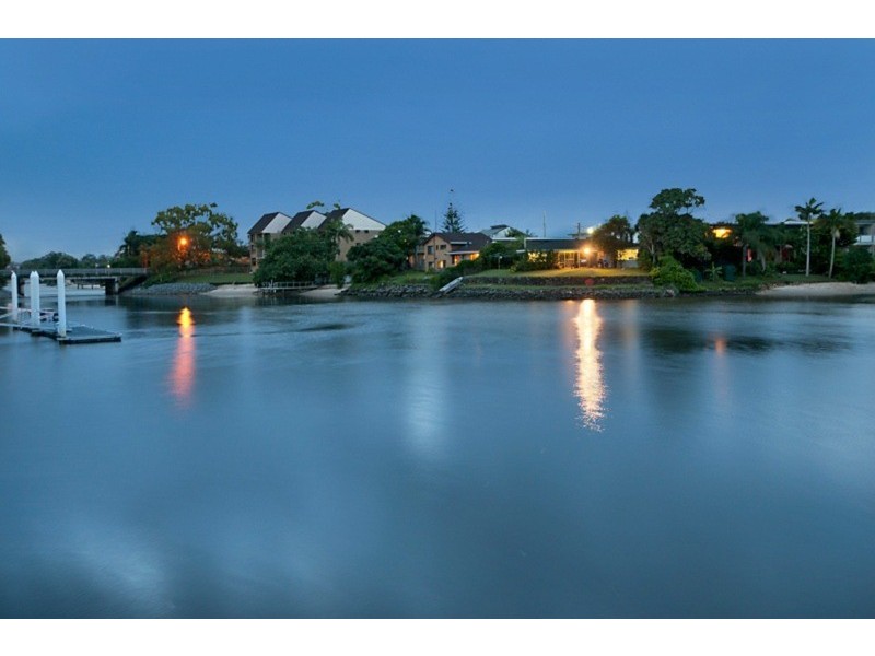 15-17 Lakeland Key, Broadbeach Waters QLD 4218