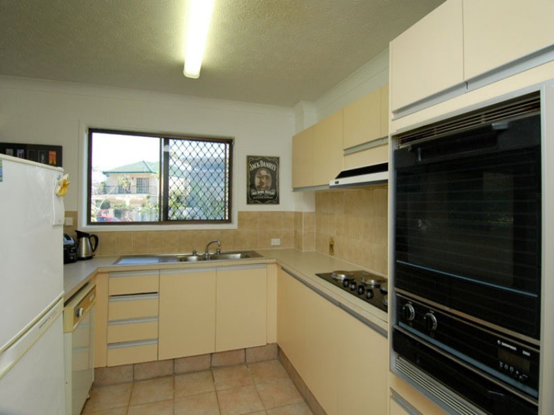 2/268 Stanhill Drive, Chevron Island QLD 4217