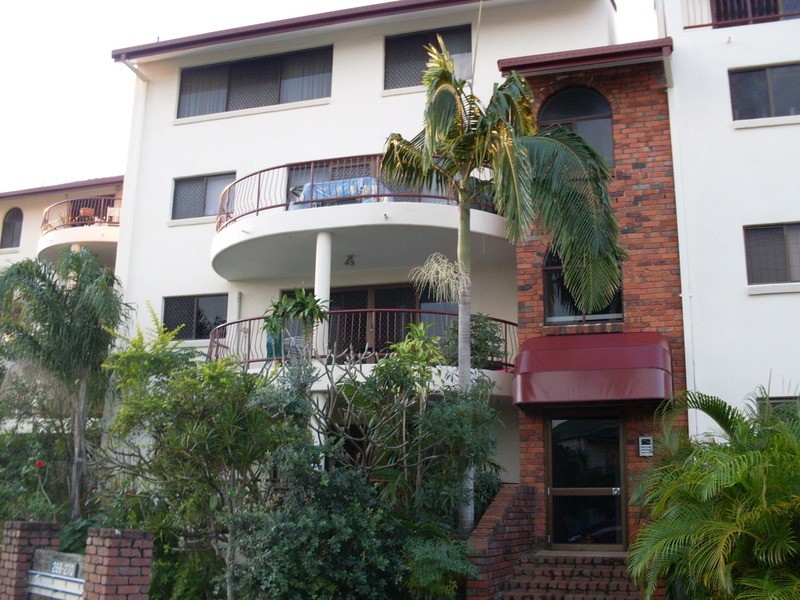 2/268 Stanhill Drive, Chevron Island QLD 4217