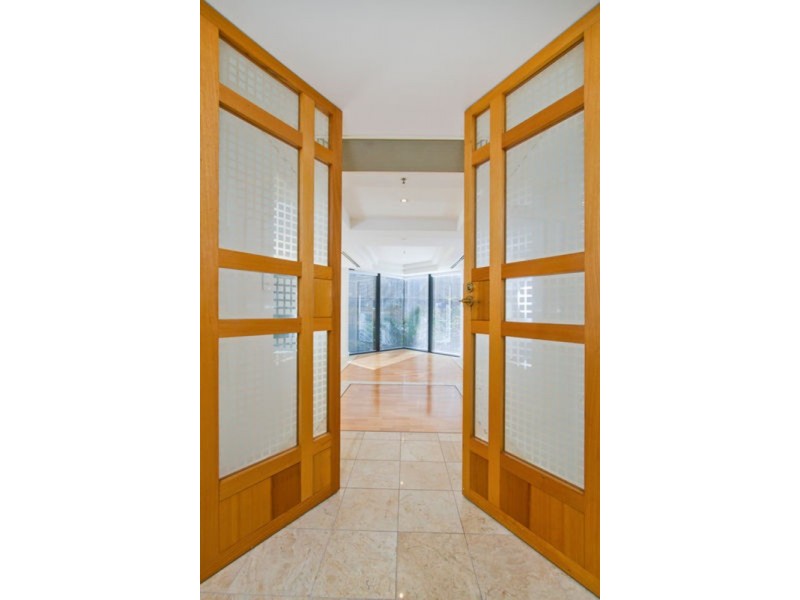 20 “Solitaire” Riverview  Parade, Surfers Paradise QLD 4217