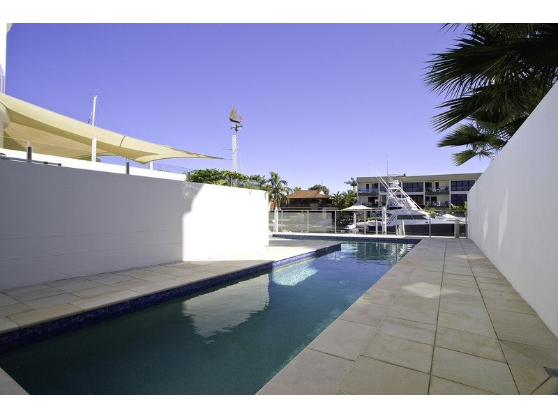 3/32 Oatland  Esplanade, Runaway Bay QLD 4216