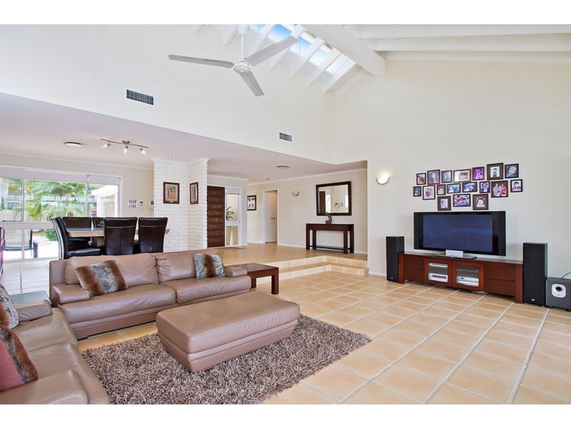 82 Admiralty Drive, Paradise Waters QLD 4217