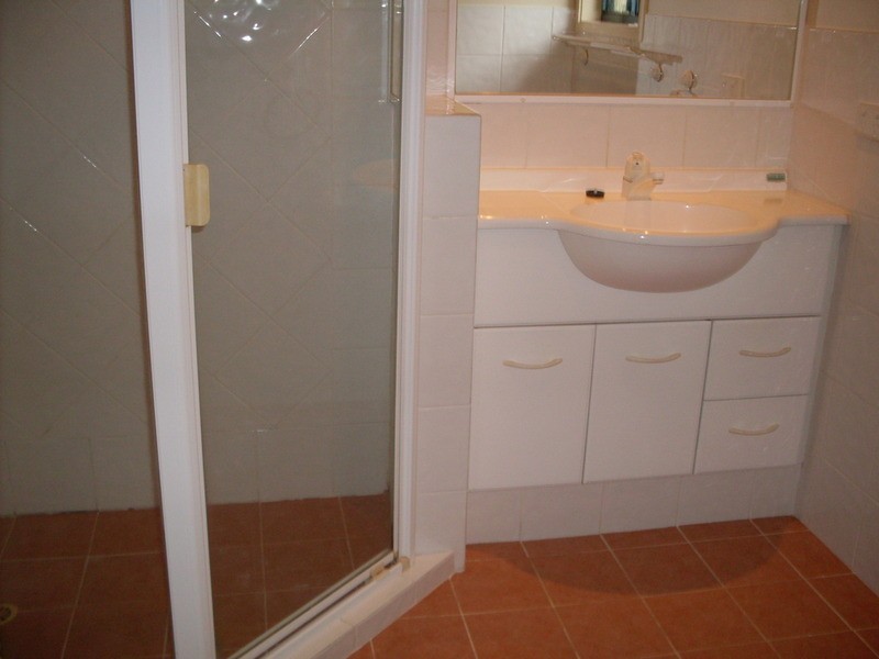 118 Ridgeway Avenue, Southport QLD 4215