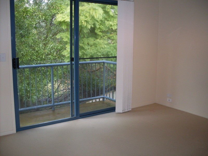 118 Ridgeway Avenue, Southport QLD 4215