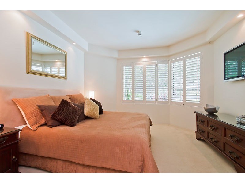 Villa2/Pacific Mirage Seaworld  Drive, Main Beach QLD 4217