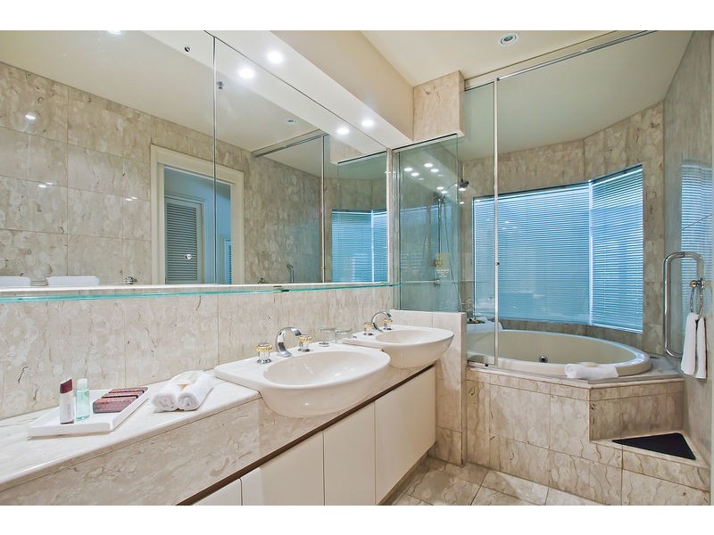 Villa2/Pacific Mirage Seaworld  Drive, Main Beach QLD 4217