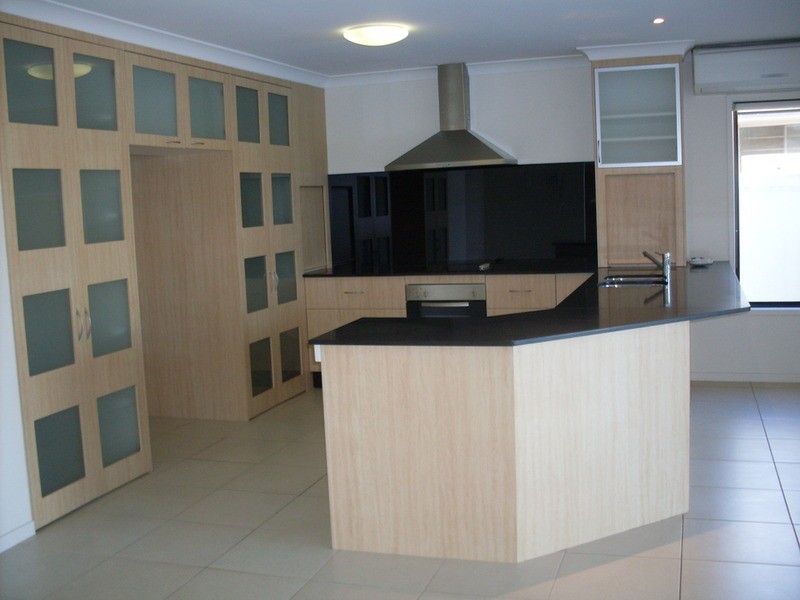 76 Boomerang  Crescent, Sorrento QLD 4217