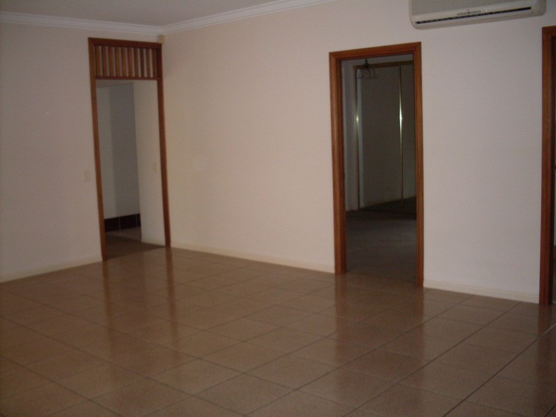 10 Tristan Court, Benowa QLD 4217