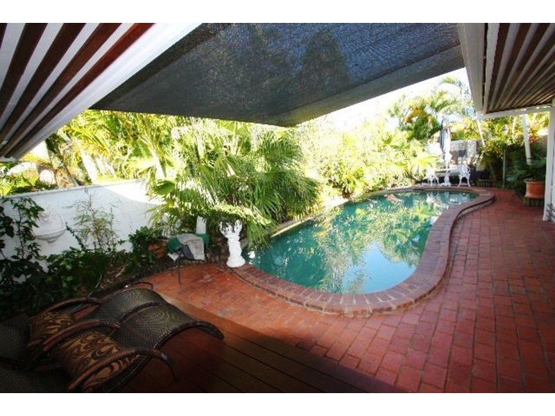 16 St Andrews Avenue, Isle Of Capri QLD 4217