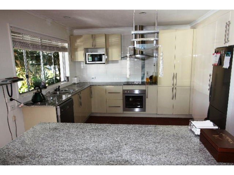 16 St Andrews Avenue, Isle Of Capri QLD 4217