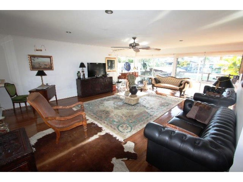 16 St Andrews Avenue, Isle Of Capri QLD 4217