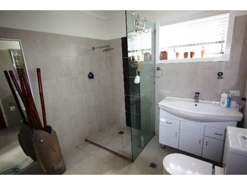 16 St Andrews Avenue, Isle Of Capri QLD 4217