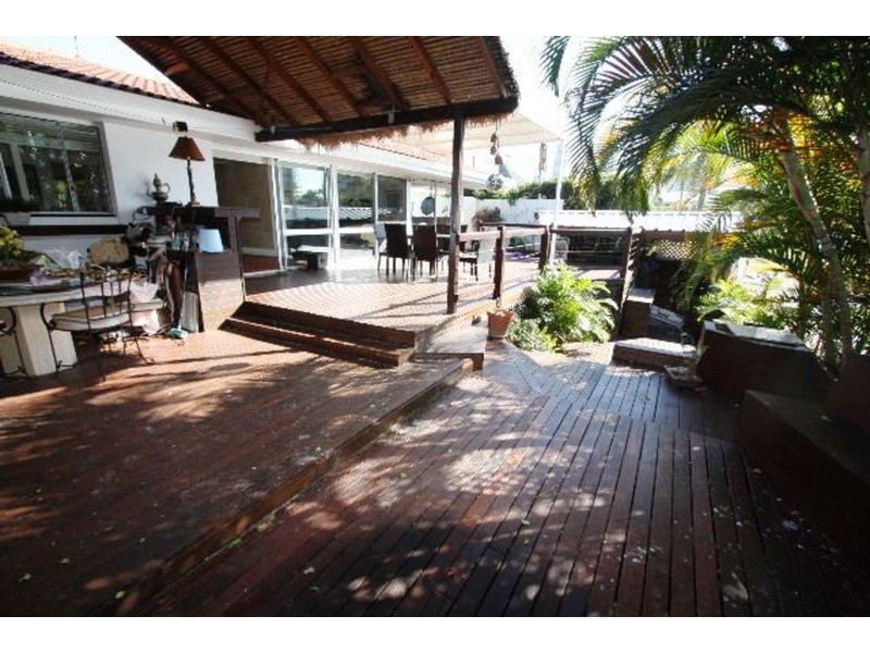 16 St Andrews Avenue, Isle Of Capri QLD 4217