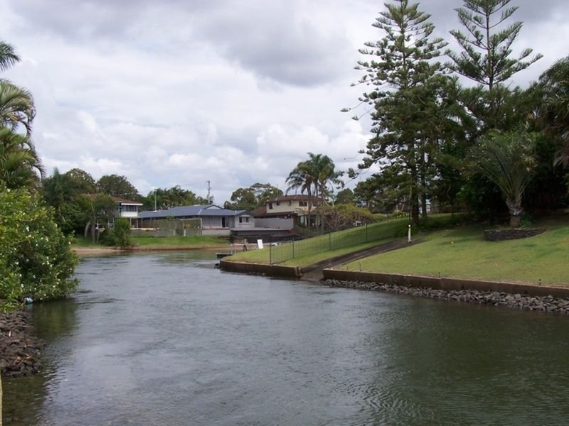 16 La Spezia Court, Isle Of Capri QLD 4217