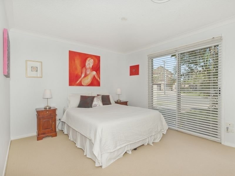 16 La Spezia Court, Isle Of Capri QLD 4217