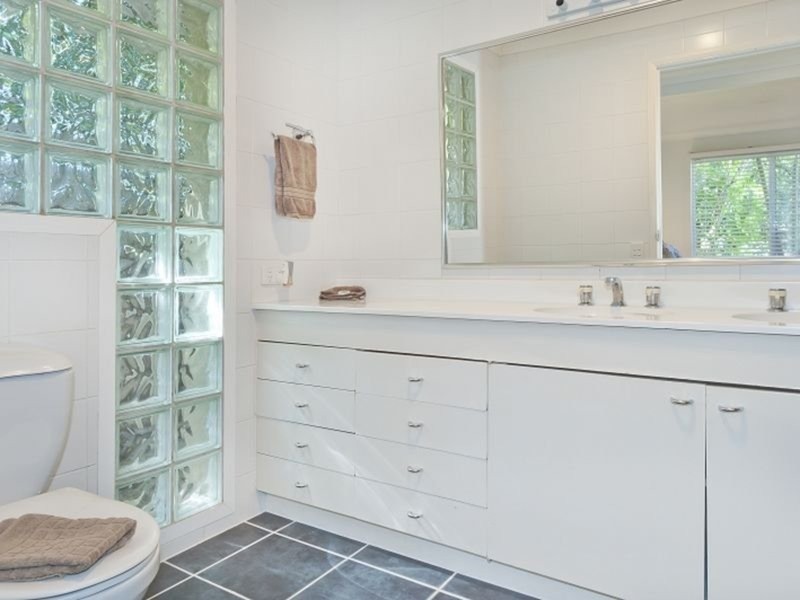 16 La Spezia Court, Isle Of Capri QLD 4217