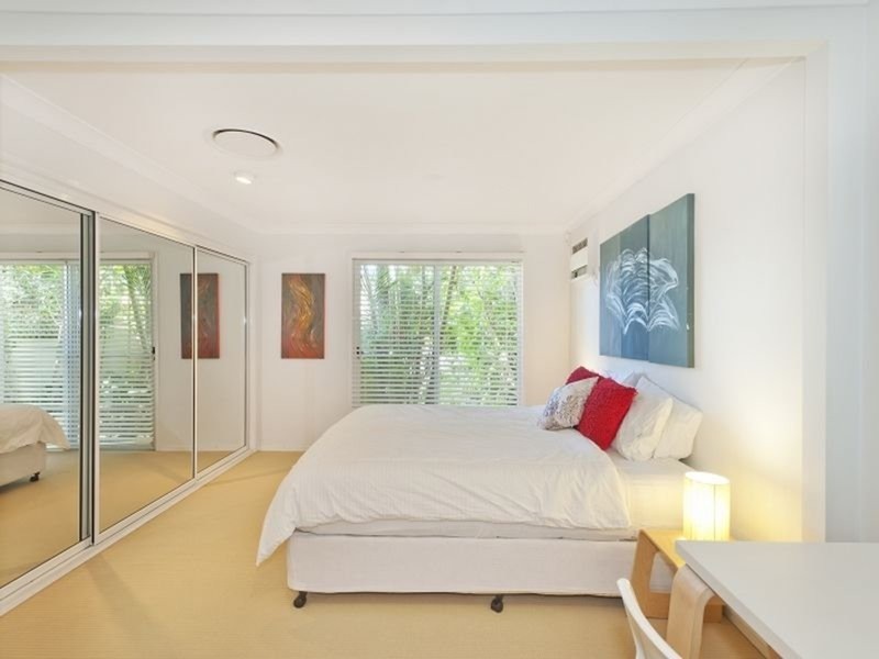 16 La Spezia Court, Isle Of Capri QLD 4217