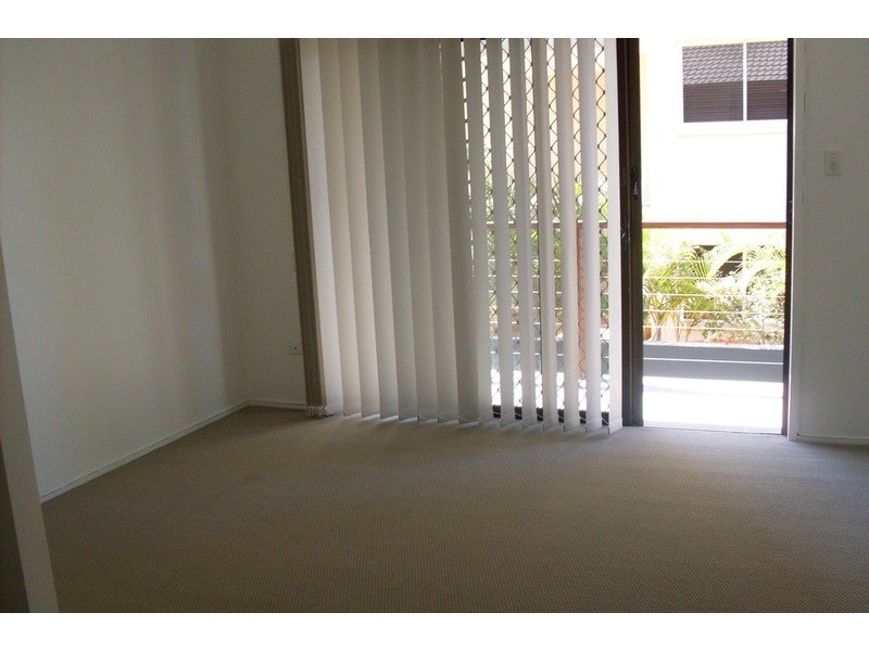 9 Cronin Avenue, Main Beach QLD 4217