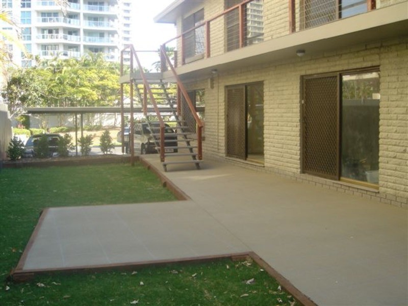 9 Cronin Avenue, Main Beach QLD 4217