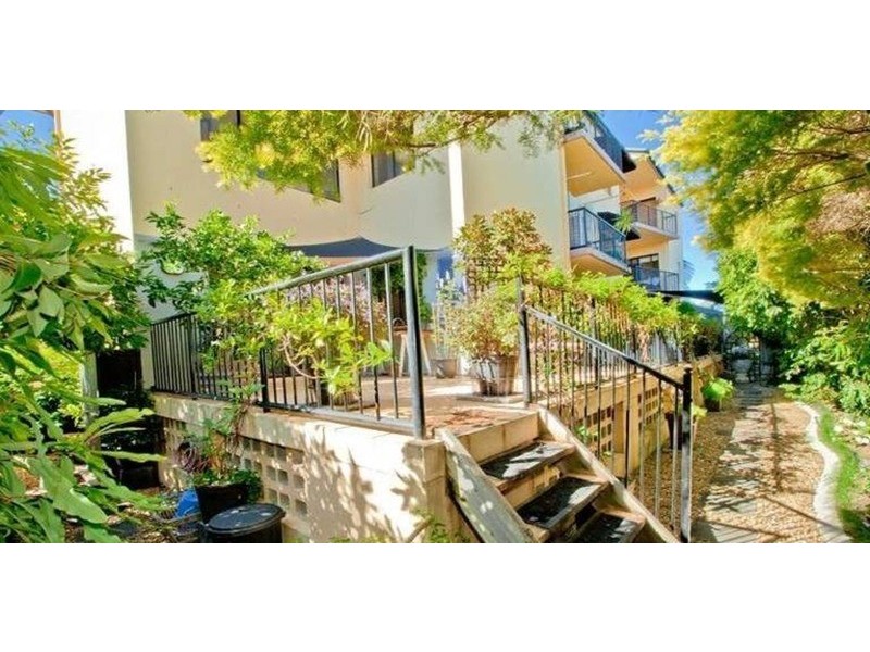 24 Parneno  Street, Chevron Island QLD 4217