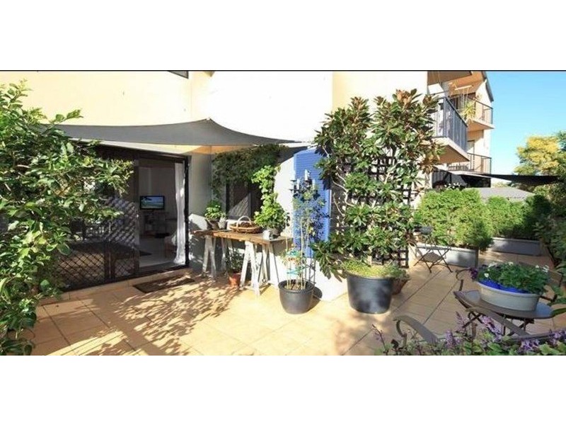 24 Parneno  Street, Chevron Island QLD 4217