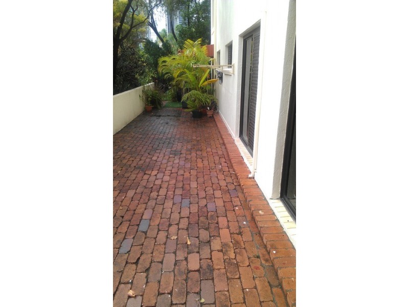 2/268 Stanhill Drive, Chevron Island QLD 4217