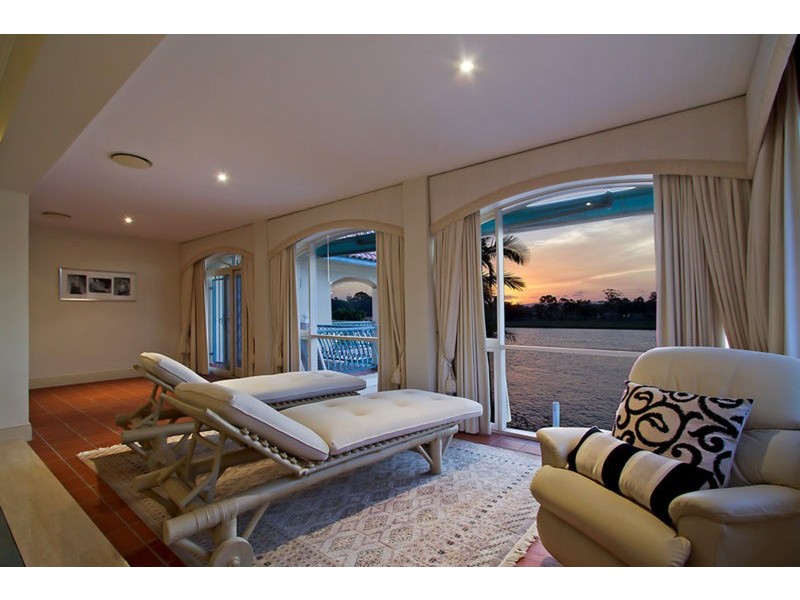 113 Commodore Drive, Paradise Waters QLD 4217