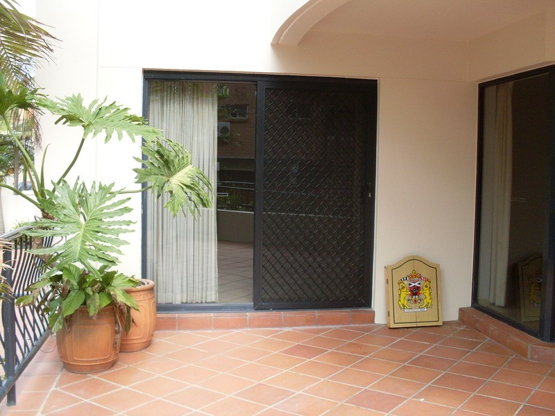 3/12 Tarcoola  Crescent, Surfers Paradise QLD 4217