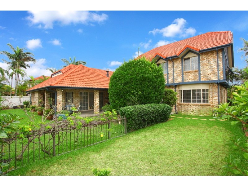 8 St Raphael Terrace, Sorrento QLD 4217