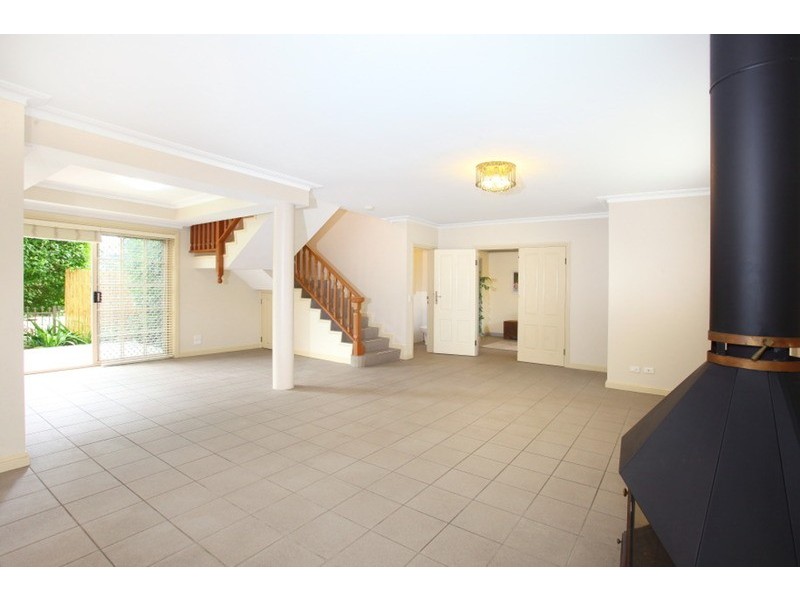 8 St Raphael Terrace, Sorrento QLD 4217