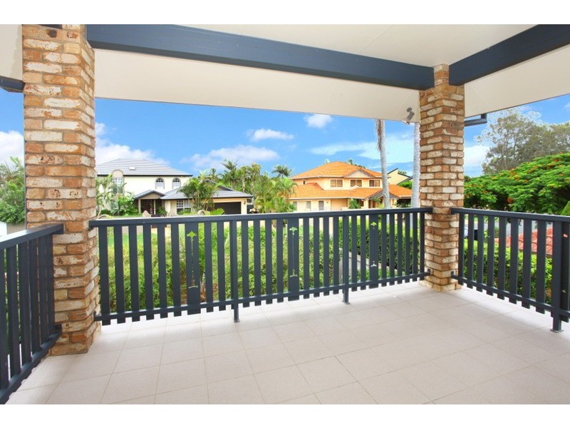 8 St Raphael Terrace, Sorrento QLD 4217