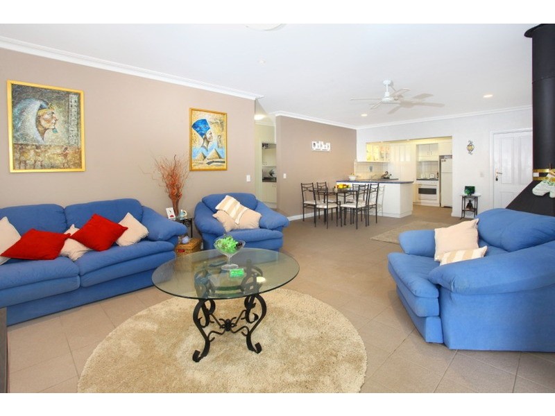 8 St Raphael Terrace, Sorrento QLD 4217