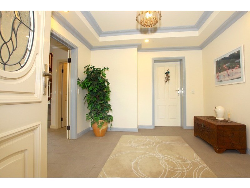 8 St Raphael Terrace, Sorrento QLD 4217
