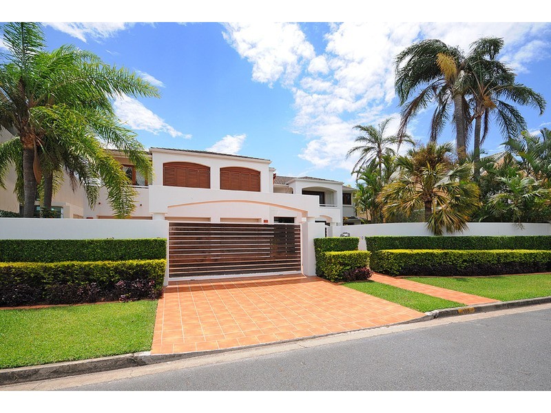 105 Commodore Drive, Paradise Waters QLD 4217