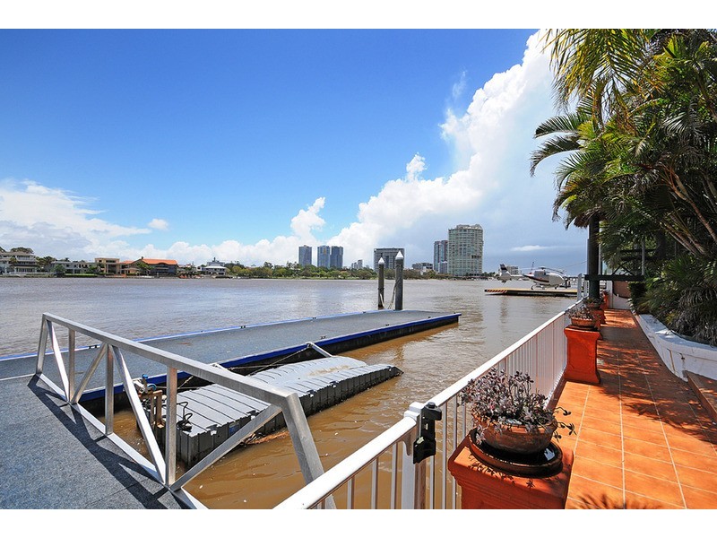 105 Commodore Drive, Paradise Waters QLD 4217