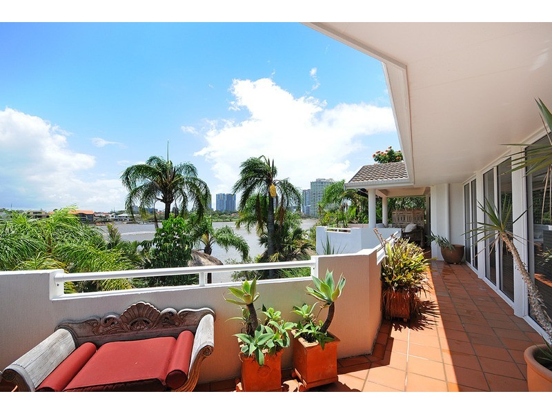 105 Commodore Drive, Paradise Waters QLD 4217