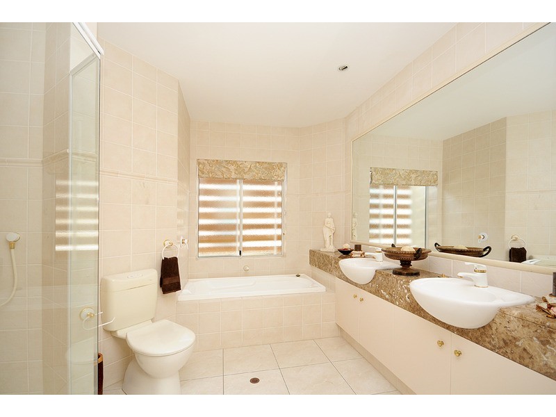 105 Commodore Drive, Paradise Waters QLD 4217