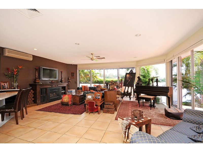 105 Commodore Drive, Paradise Waters QLD 4217