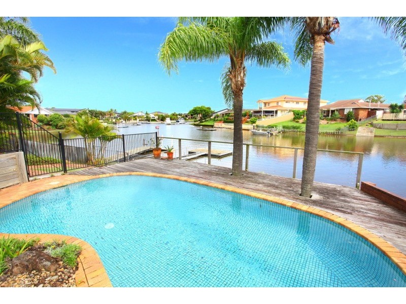 8 Larne  Avenue, Sorrento QLD 4217