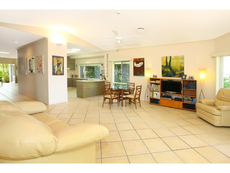 8 Larne  Avenue, Sorrento QLD 4217