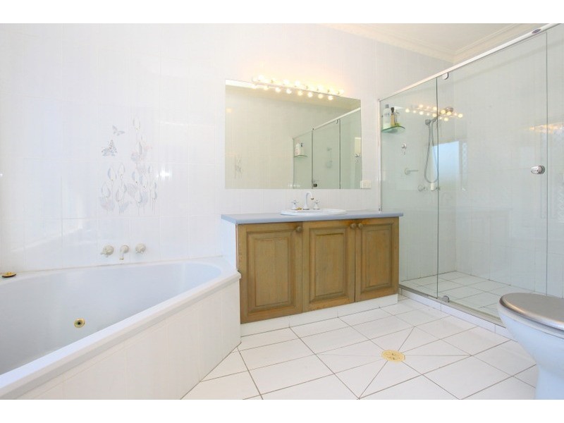 8 Larne  Avenue, Sorrento QLD 4217